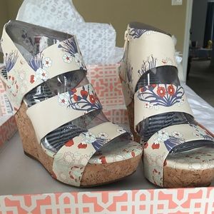 Gianni Bini “Day-Datez” wedge heels